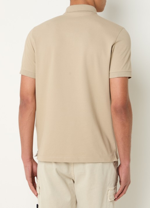 Stone Island S0017 slim fit polo van piqué katoen met logo - achterkant khaki