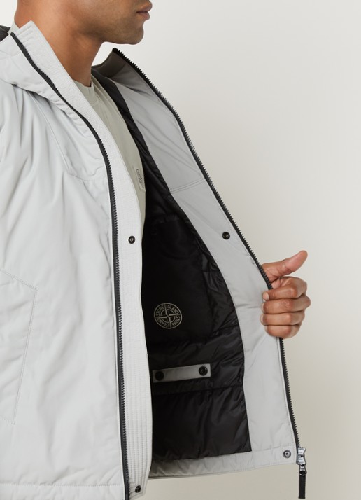 Stone Island S0026 gewatteerd jack met capuchon en steekszakken - detail 6 lichtgrijs
