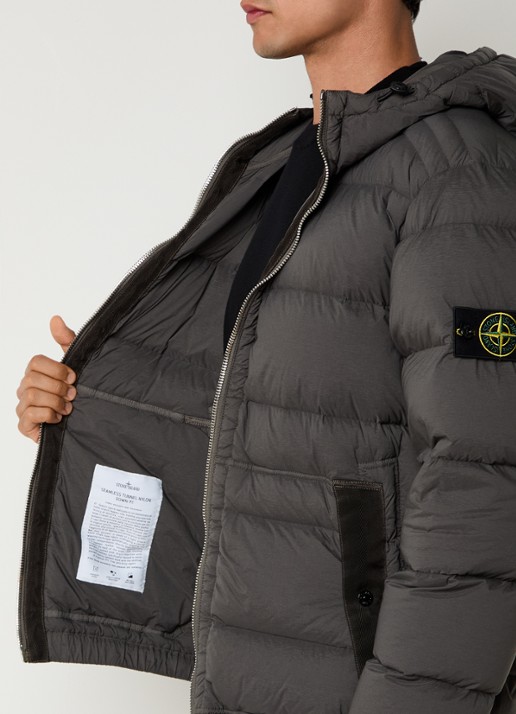 Stone Island S0028 puffer jack met donsvulling en logo - detail 3 antraciet