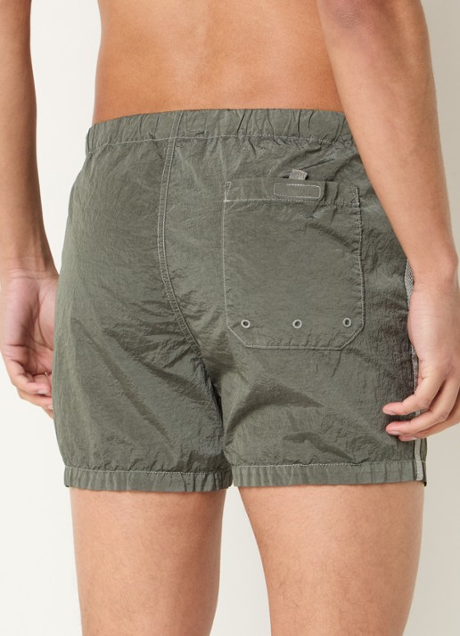 Stone Island S0043 zwemshorts met steekzakken en logo - achterkant olijfgroen