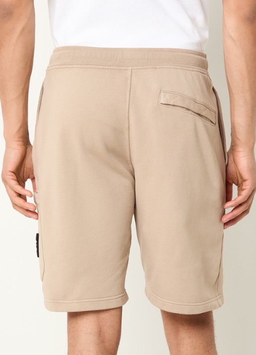 Stone Island S0051 straight fit korte joggingbroek met logo - achterkant 3 zand
