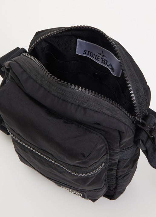 Stone Island S0251 crossbodytas met logo en verstelbare schouderriem - detail zwart