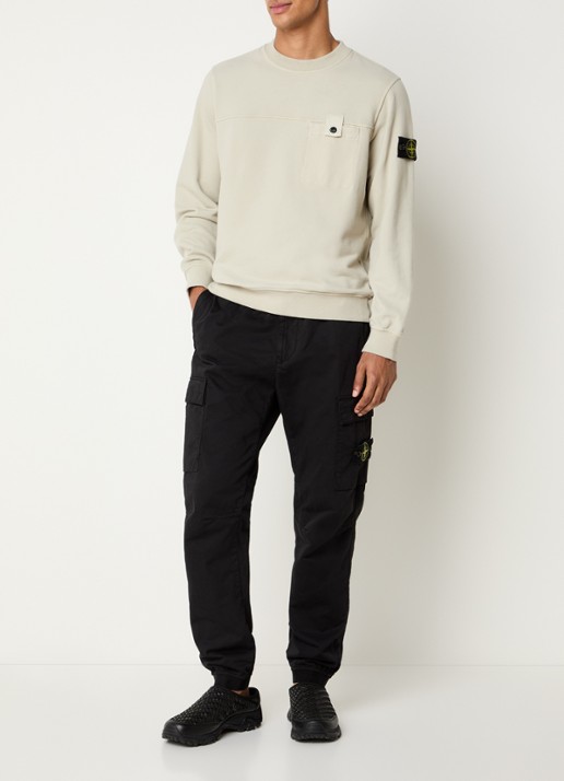 Stone Island S0A20 sweater met logo en borstzak - voorkant 2 zand