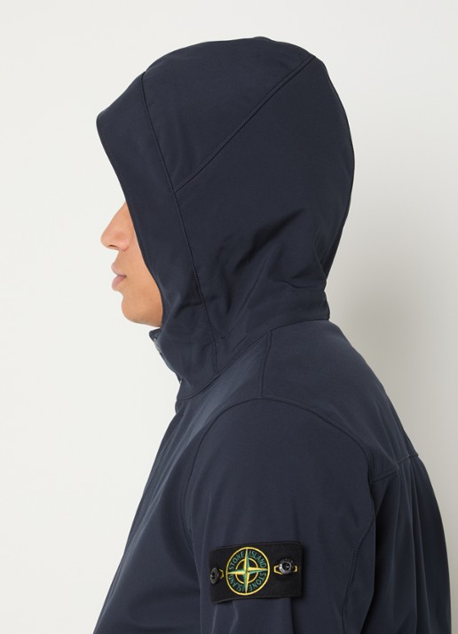 Stone Island S0A22 softshell jack met capuchon en ritszakken - detail 3 donkerblauw