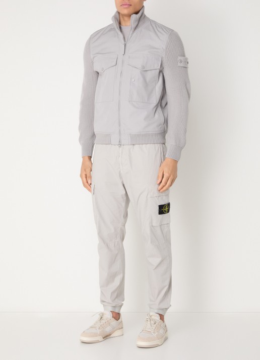 Stone Island S0F01 Grofgebreide jack met borstzakken en logo - voorkant 3 lichtgrijs