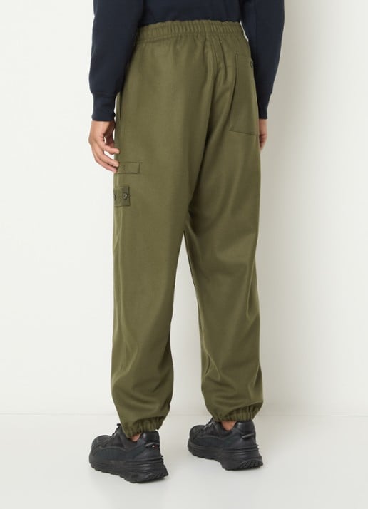Stone Island S0F24 tapered fit cargobroek in scheerwolblend met klepzakken - achterkant 3 bronsgroen
