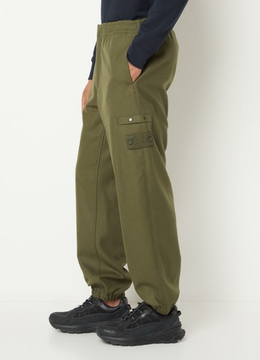 Stone Island S0F24 tapered fit cargobroek in scheerwolblend met klepzakken - detail 5 bronsgroen