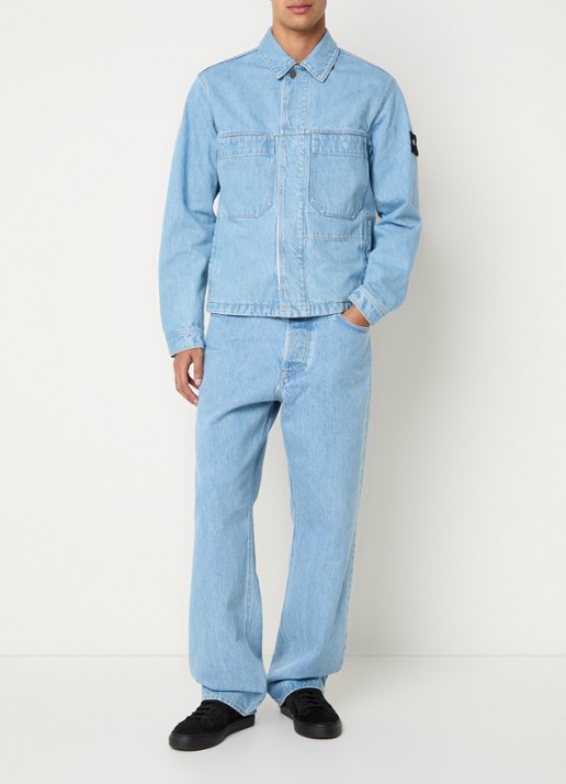 Stone Island S0J33 spijkerjas met logo en steekzakken - voorkant 6 lichtblauw