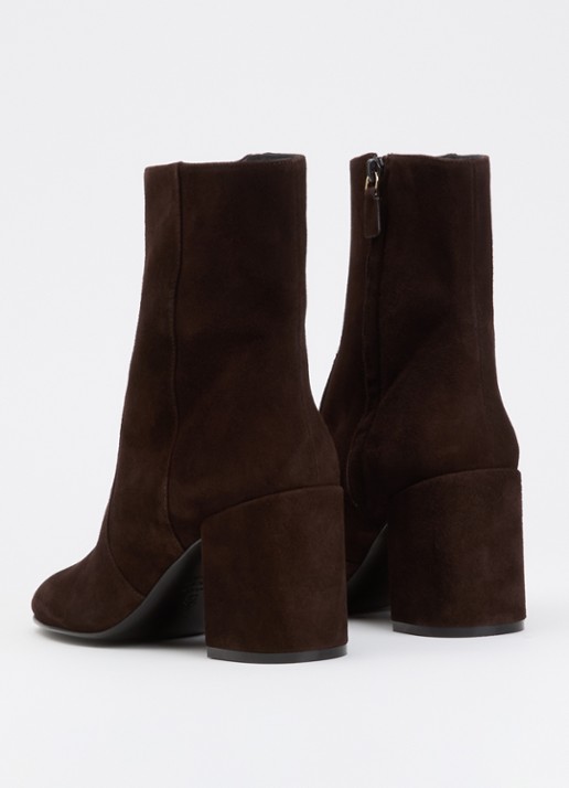 Stuart Weitzman Nubacari 75 enkellaarsje van suède - achterkant 4 donkerbruin