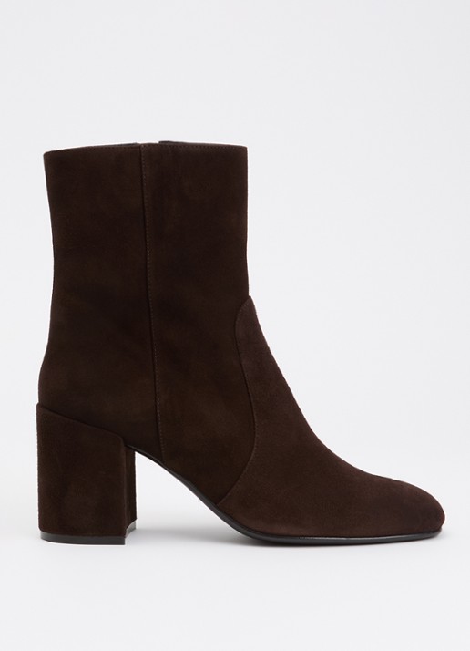 Stuart Weitzman Nubacari 75 enkellaarsje van suède - voorkant donkerbruin