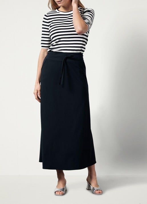 Studio Anneloes Chloe midi rok van travelstof - voorkant 4 donkerblauw