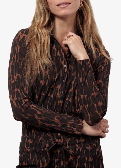 Studio Anneloes Kenia blouse met dierenprint - detail 2 oranjebruin