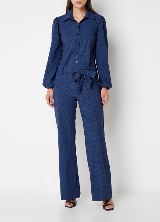 Studio Anneloes Nouk flared fit jumpsuit van travelstof met grafische print - detail 3 kobaltblauw