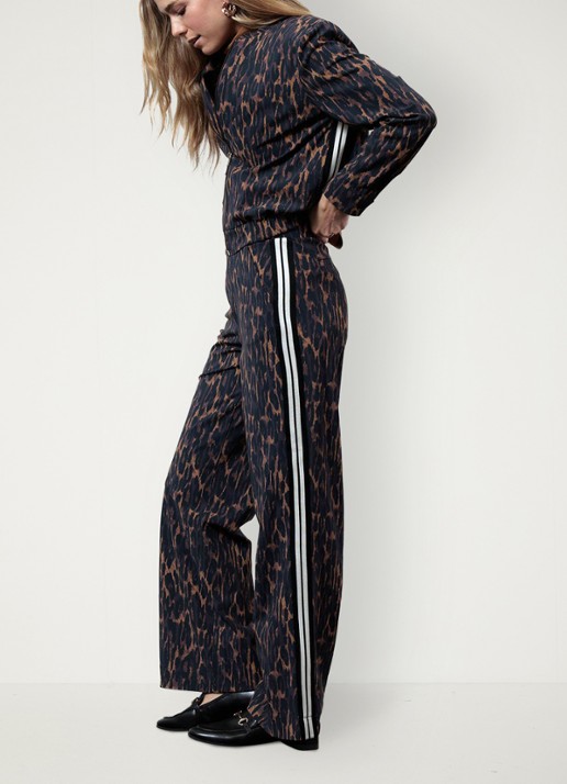 Studio Anneloes Trainer high waist wide fit pantalon met dierenprint - detail 4 oranjebruin