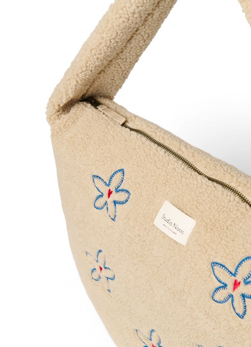 Studio Noos Luiertas van teddy met bloemborduring - voorkant 7 beige