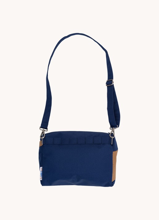 SUSAN BIJL Bum Bag Medium crossbodytas met waterafstotende coating - achterkant indigo