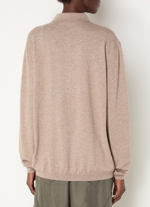 The Frankie Shop Tala fijngebreide pullover in wolblend met polokraag - achterkant lichtbruin