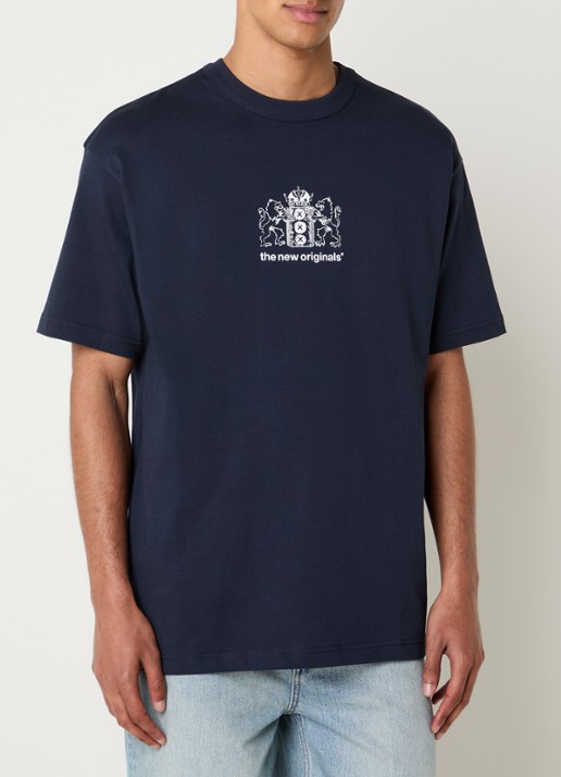 The New Originals Lion Speaker Tee met front- en backprint - achterkant 4 donkerblauw