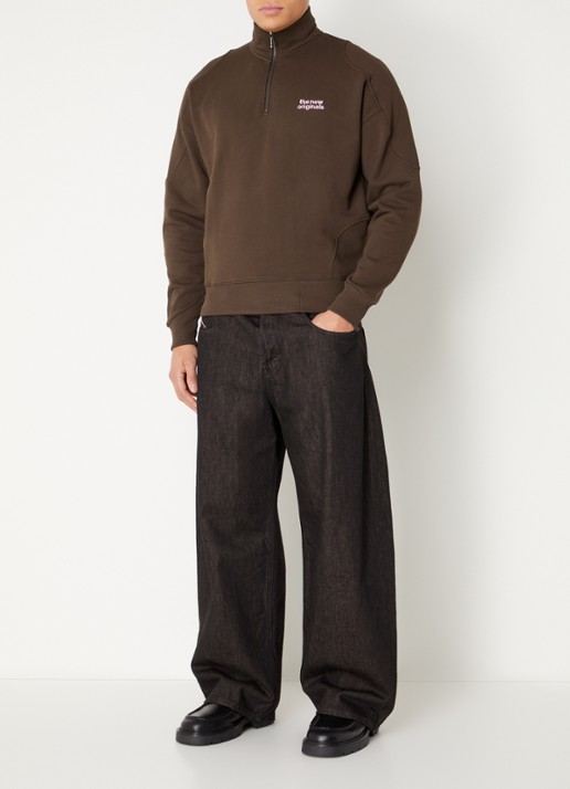 The New Originals Sweater met halve rits en logo - voorkant 2 donkerbruin