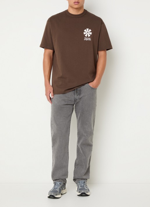 The New Originals T-shirt met logo- en backprint - voorkant 2 bruin