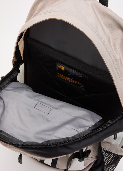 The North Face Hot Shot rugzak met 15 inch laptopvak  - detail grijs