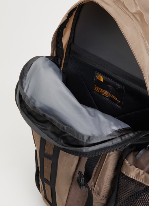 The North Face Hot Shot rugzak met 15 inch laptopvak  - detail bruin