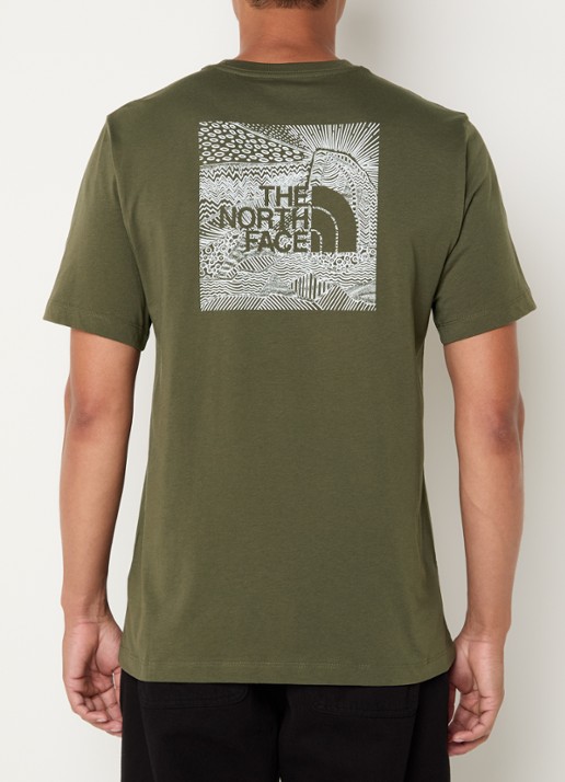 The North Face NSE Box Celebration T-shirt met logo- en backprint - detail 3 bronsgroen