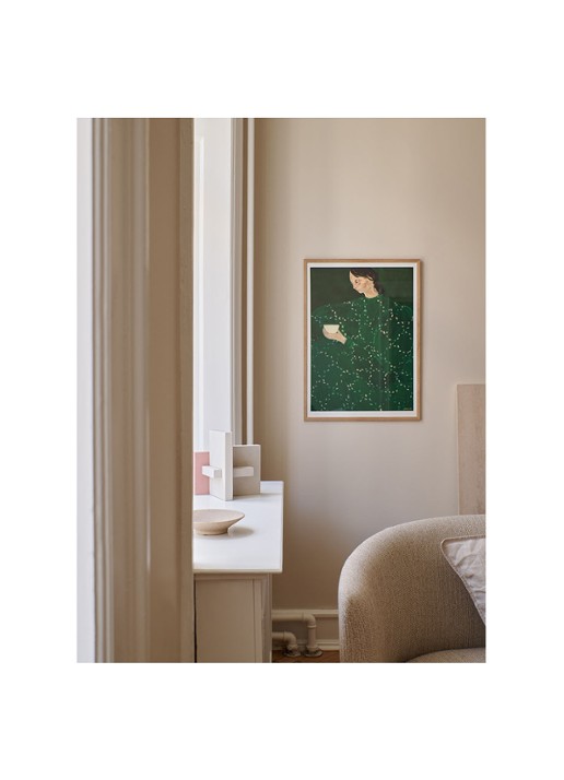 THE POSTER CLUB Coffee Alone At Place De Clichy, Sofia Lind print - voorkant 2 donkergroen