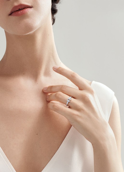 Tiffany & Co. Tiffany T Diamond Wire ring van 18 karaat witgoud met diamant 69837 - detail undefined