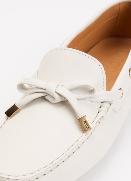 Tod's Gommino mocassin van kalfsleer - detail 4 gebroken wit