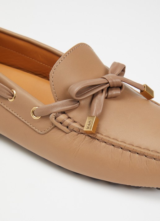 Tod's Gommino mocassin van leer - detail 5 lichtbruin