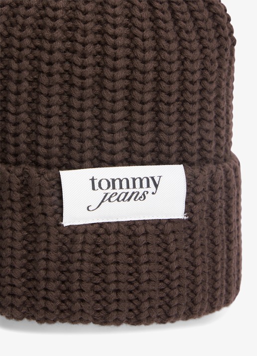 Tommy Hilfiger Chunky Rib-Knit Logo Beanie - detail bruin