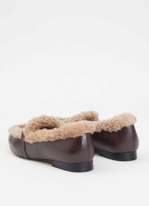 Toral Lily loafer van leer met schapenvacht - achterkant 2 chocoladebruin