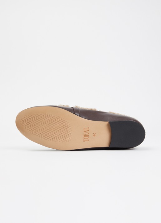 Toral Lily loafer van leer met schapenvacht - detail 5 chocoladebruin
