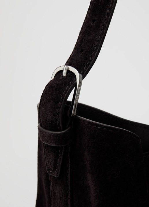 TOTEME Belted schoudertas van suède met verstelbare schouderriem  - detail 5 donkerbruin