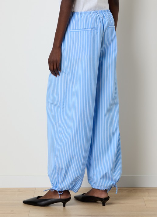 TOTEME High waist tapered fit broek met streepprint en gestrikt detail - achterkant lichtblauw
