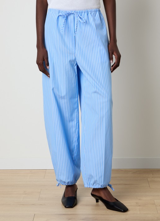TOTEME High waist tapered fit broek met streepprint en gestrikt detail - detail 2 lichtblauw