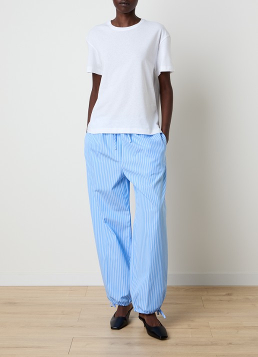 TOTEME High waist tapered fit broek met streepprint en gestrikt detail - voorkant 5 lichtblauw