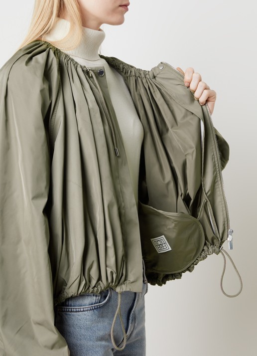 TOTEME Jack met trekkoord en plooien - detail 3 khaki