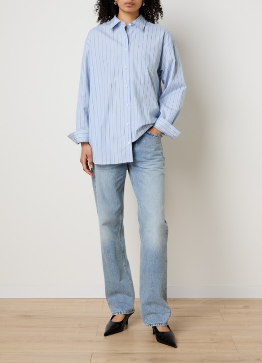 TOTEME Low waist straight leg jeans met lichte wassing - voorkant 3 indigo