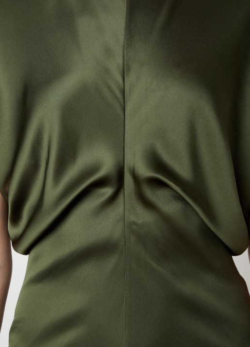 TOTEME Maxi avondjurk met plooien - detail 3 donkergroen