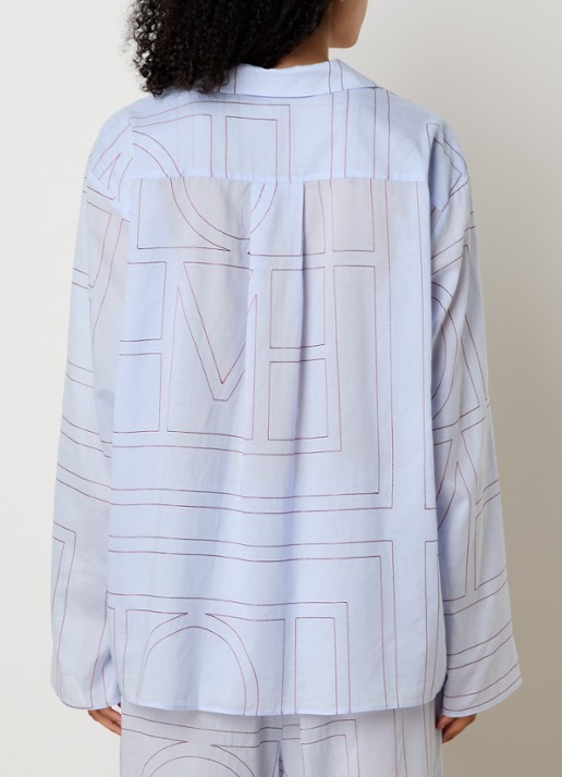 TOTEME Monogram blouse met logoborduring - achterkant 3 lichtblauw