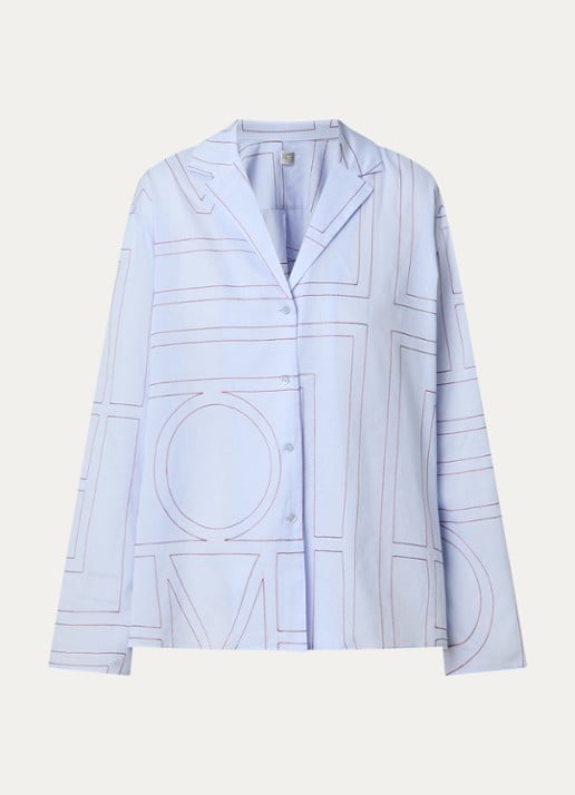 TOTEME Monogram blouse met logoborduring - voorkant 4 lichtblauw