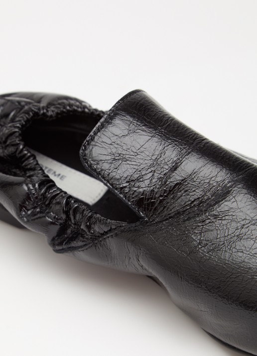 TOTEME Slip-on van lakleer - detail 6 zwart