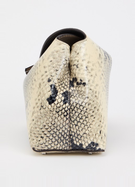 TOTEME T-lock clutch van leer met slangenstructuur - detail 6 ivoor