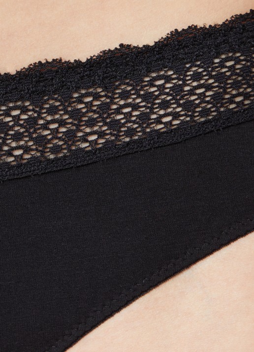 Triumph Feel of Modal string met kant - detail 3 zwart