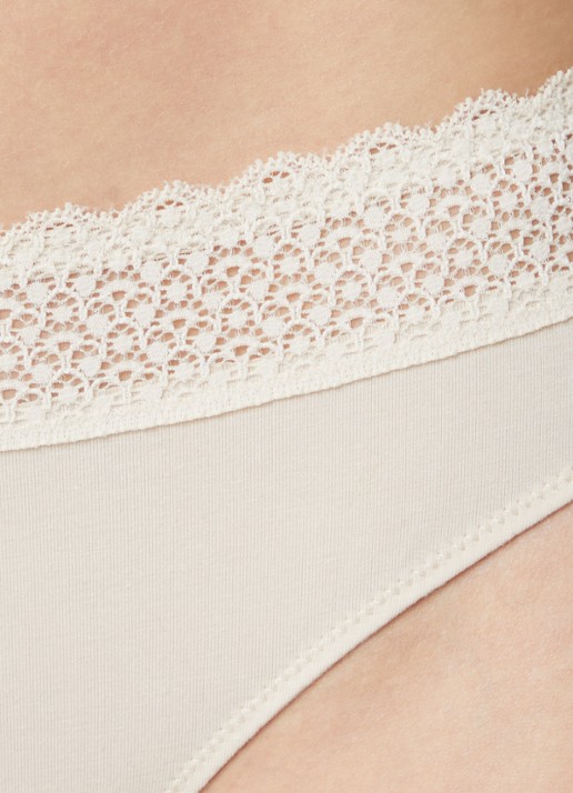 Triumph Feel of Modal string met kant - detail 3 creme