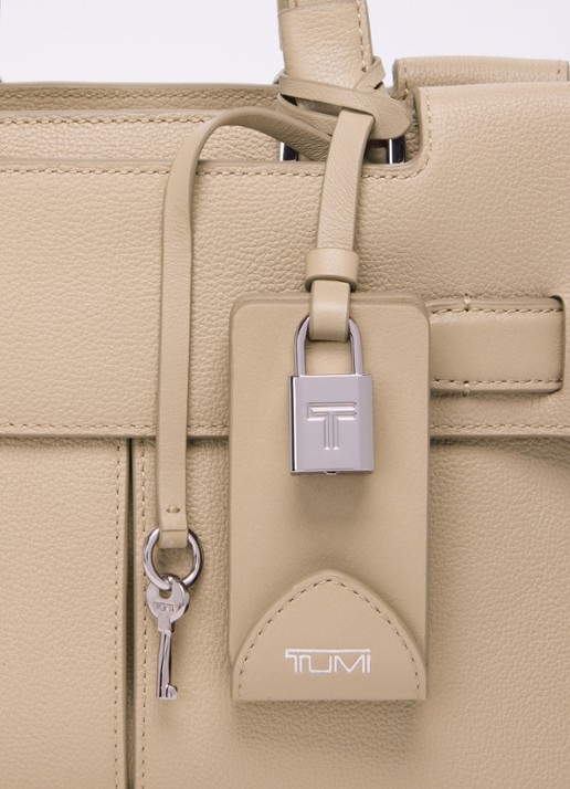 TUMI Agent Small handtas van leer - detail 4 beige
