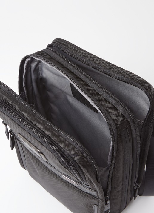 TUMI Alpha 3 Organizer crossbodytas met verstelbare schouderriem - detail zwart