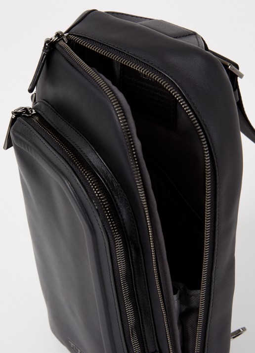 TUMI Harrison Gregory crossbodytas van leer met verstelbare schouderriem - detail zwart